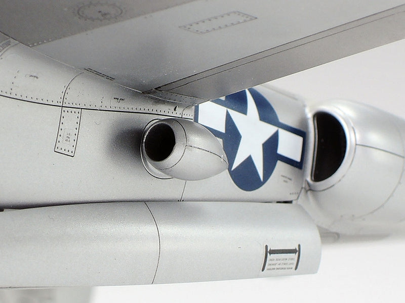 Lockheed P-38 J Lightning (1:48)